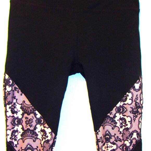 Pre-Owned Ladies Black Fabletics Capris Size Large in Excellent Condition - Picture 3 of 8